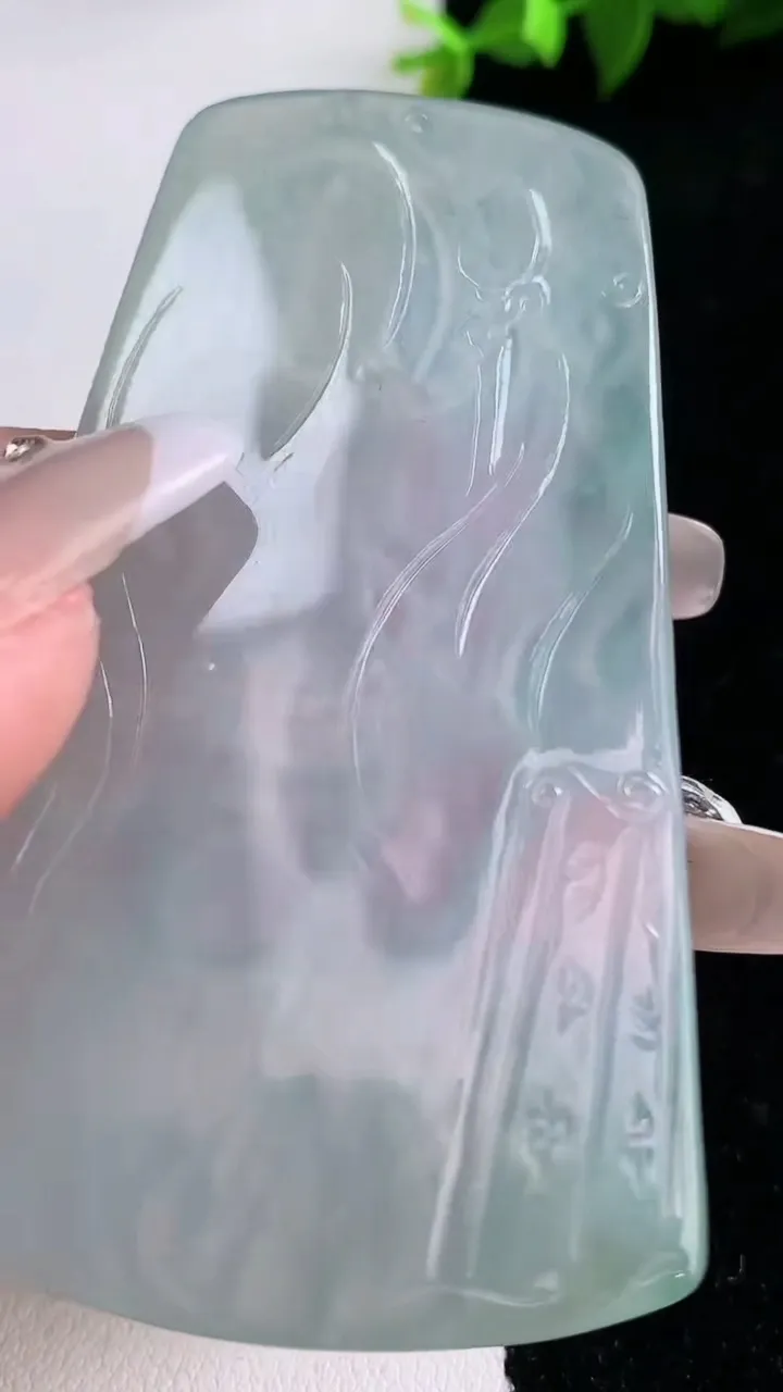 天然A货翡翠观音菩萨吊坠，尺寸72-42.6-5.2，重量:33.36g
1月29日