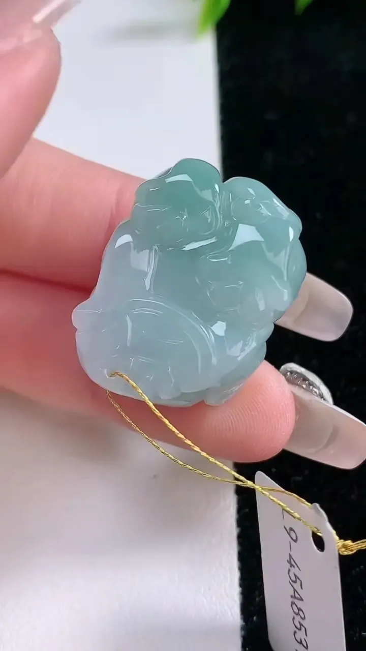 天然A货翡翠貔貅吊坠，尺寸27.2-21-12.6，重量:16.18g
1月29日