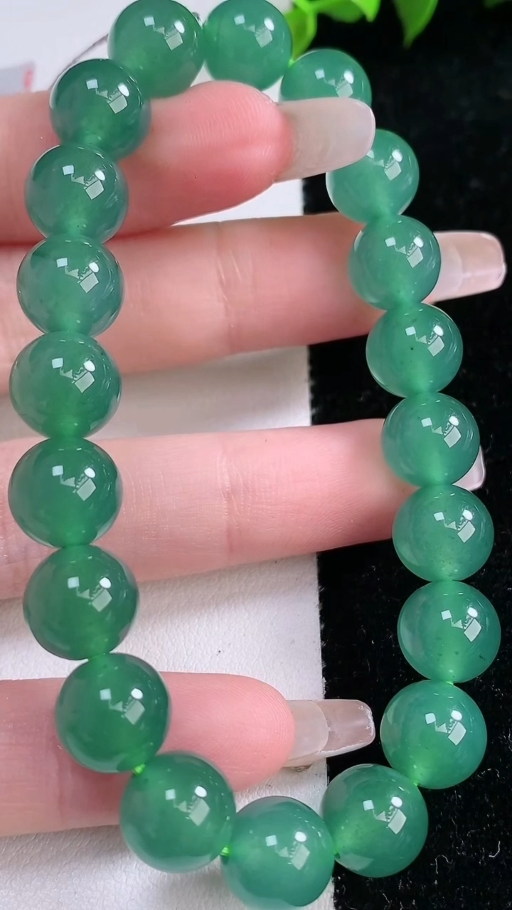 天然A货翡翠圆珠手串，尺寸9.5-20颗，重量:32.89g1月29日
工厂直销收藏佳品,种好水足，色泽均匀，有种有色，上手高大气！