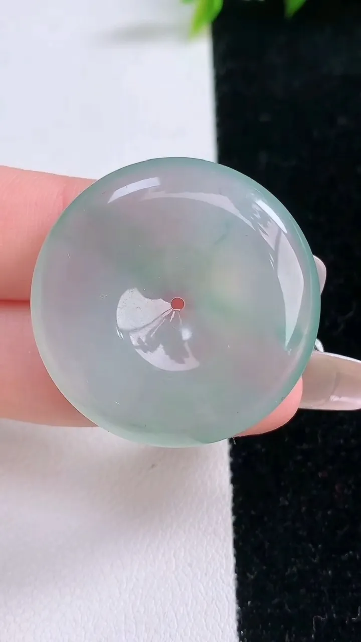 天然A货翡翠平安扣吊坠，尺寸32.8-6，重量:13.92g
1月29日