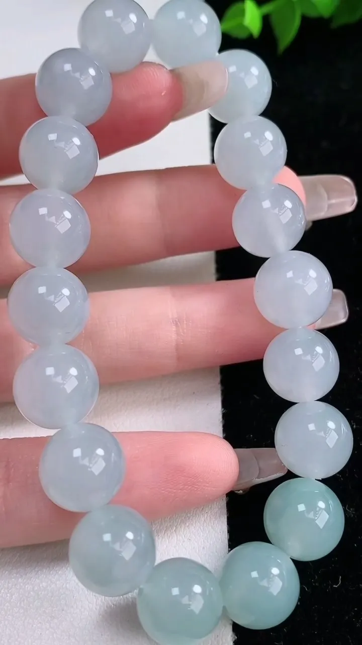 天然A货翡翠圆珠手串，尺寸11.3-18颗，重量:45.31g1月29日
工厂直销收藏佳品,种好水足，色泽均匀，有种有色，上手高大气！