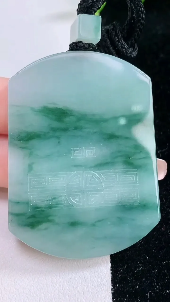 天然A货翡翠飘花仿古无事牌吊坠，尺寸55.5-41-5.7，重量:43.03g
1月29日