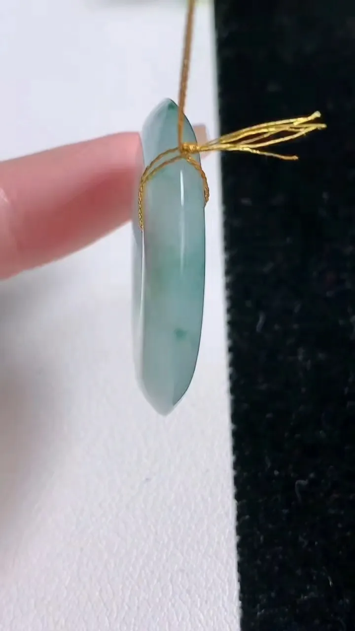 天然A货翡翠冰种飘花平安扣吊坠，尺寸33-5.3，重量:13.17g
1月29日