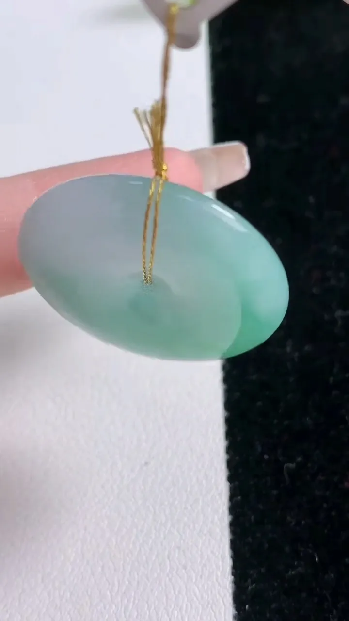 天然A货翡翠平安扣吊坠，尺寸30-6.2，重量:11.69g
1月29日