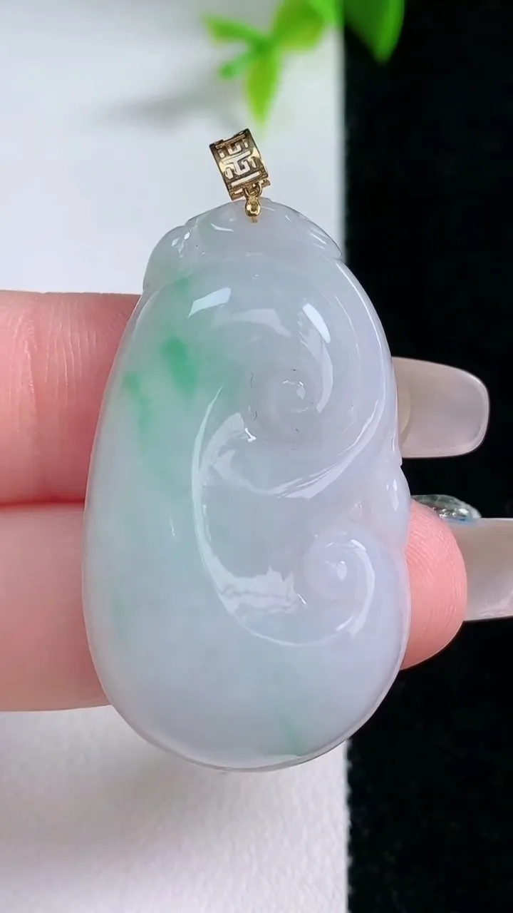 天然A货翡翠如意吊坠，尺寸38.7-22.2-5.8，重量:9.59g
1月29日