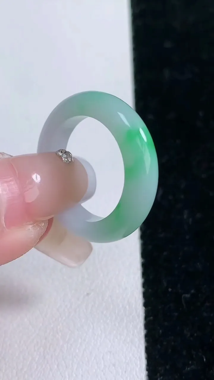 天然A货翡翠指环戒指，尺寸17.2-5-3.6，重量:3.70g2026年1月29日
工厂直销收藏佳品,种好水足，色泽均匀，有种有色，上手高大气！