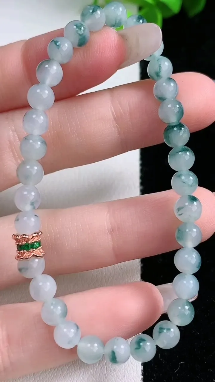 天然A货翡翠飘花圆珠手串，尺寸5.3-32颗，重量:8.80g1月29日
工厂直销收藏佳品,种好水足