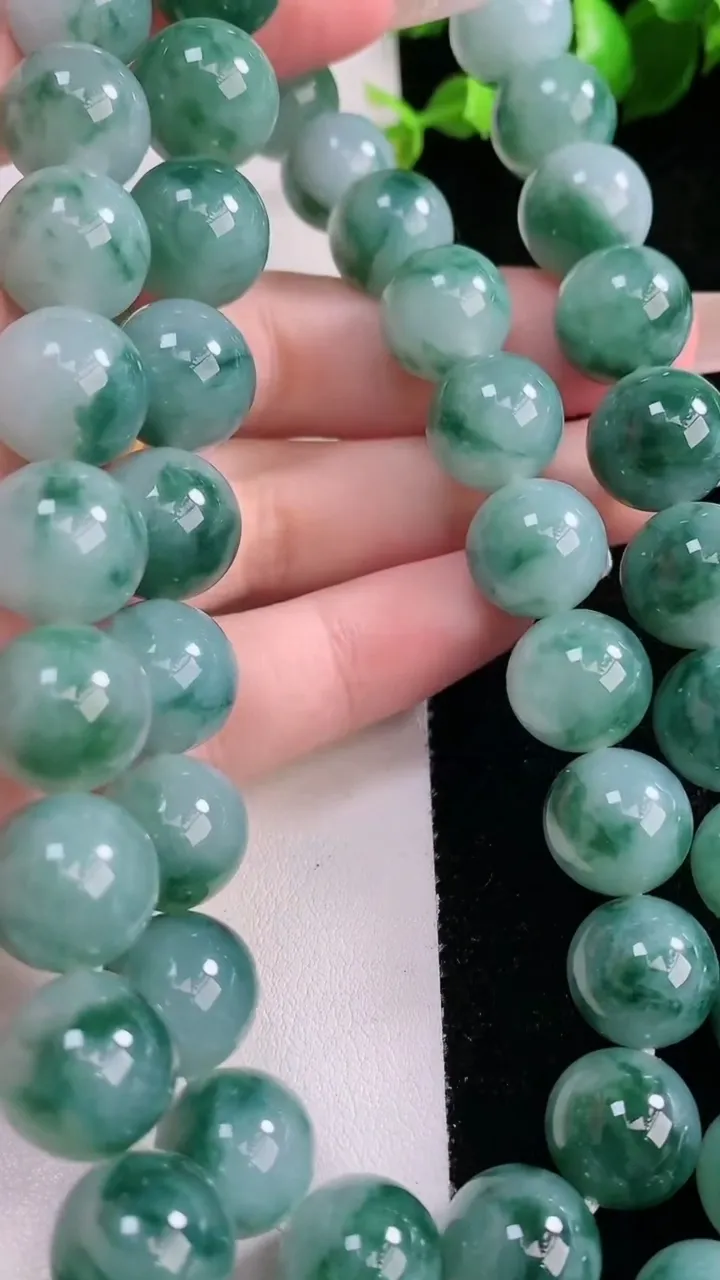 天然A货翡翠飘花圆珠项链，尺寸11.8-49颗，重量:153.27g1月29日
工厂直销收藏佳品,种好水足，色泽均匀，有种有色，上手高大气！