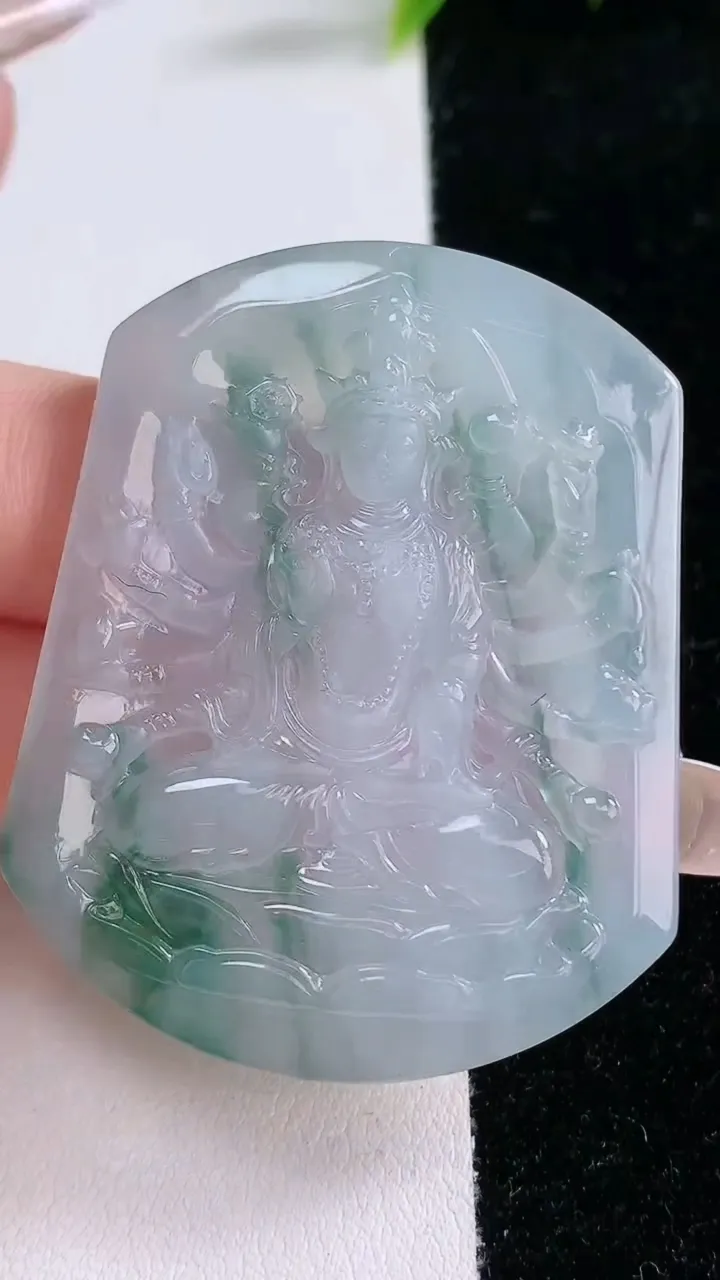 天然A货翡翠种飘花千手观音吊坠，尺寸49.6-39-5.2，重量:24.13g
1月29日