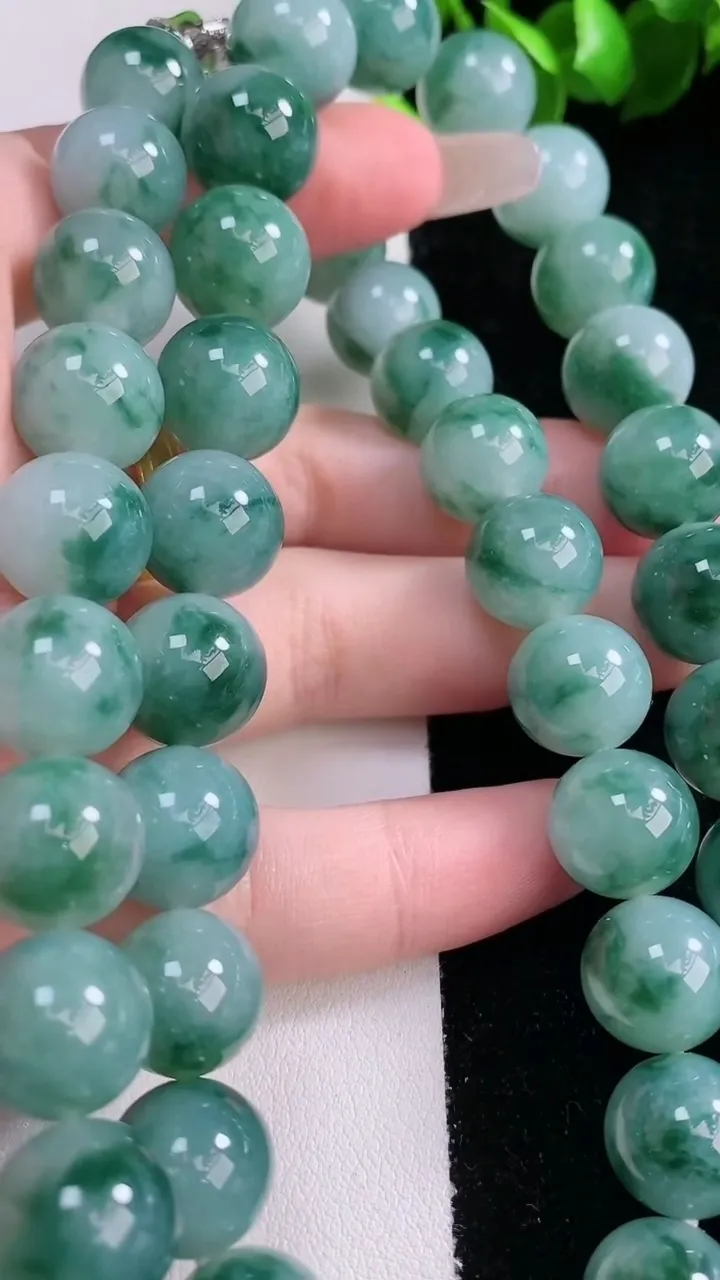 天然A货翡翠飘花圆珠项链，尺寸11.8-49颗，重量:153.27g1月29日
工厂直销收藏佳品,种好水足，色泽均匀，有种有色，上手高大气！