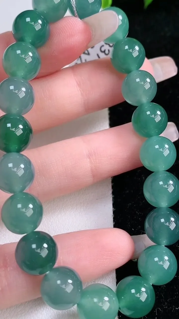 天然A货翡翠圆珠手串，尺寸9.6-20颗，重量:32.84g1月29日
工厂直销收藏佳品,种好水足，色泽均匀，有种有色，上手高大气！