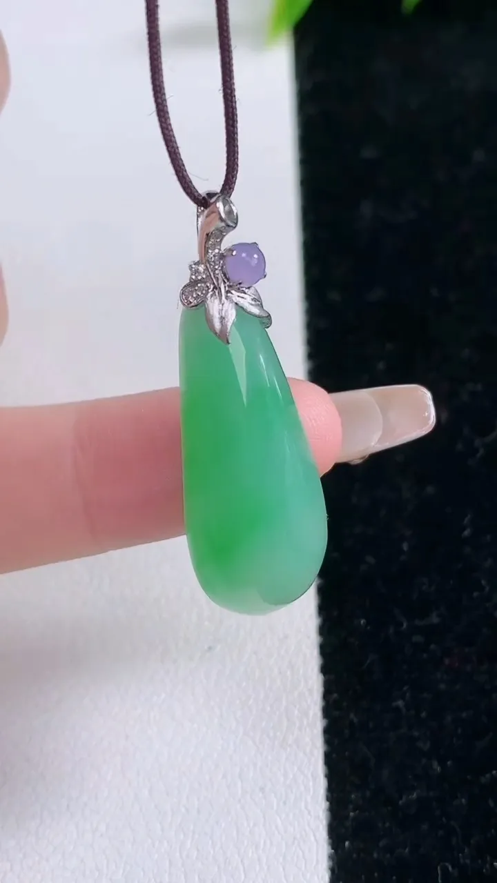 天然A货翡翠福瓜吊坠，尺寸27-11.8-5.8，重量:4.22g
1月29日