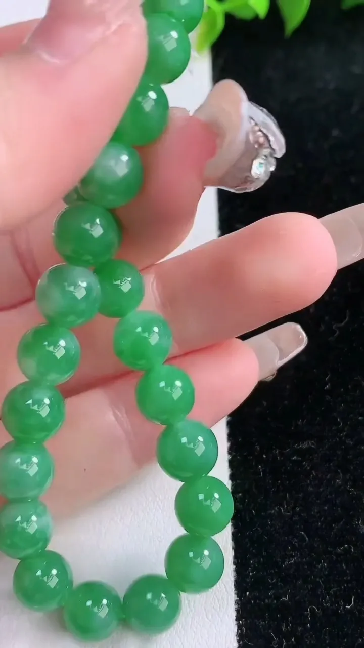 天然A货翡翠圆珠手串，尺寸7.5-25颗，重量:18.84g1月29日
工厂直销收藏佳品,种好水足，色泽均匀，有种有色，上手高大气！