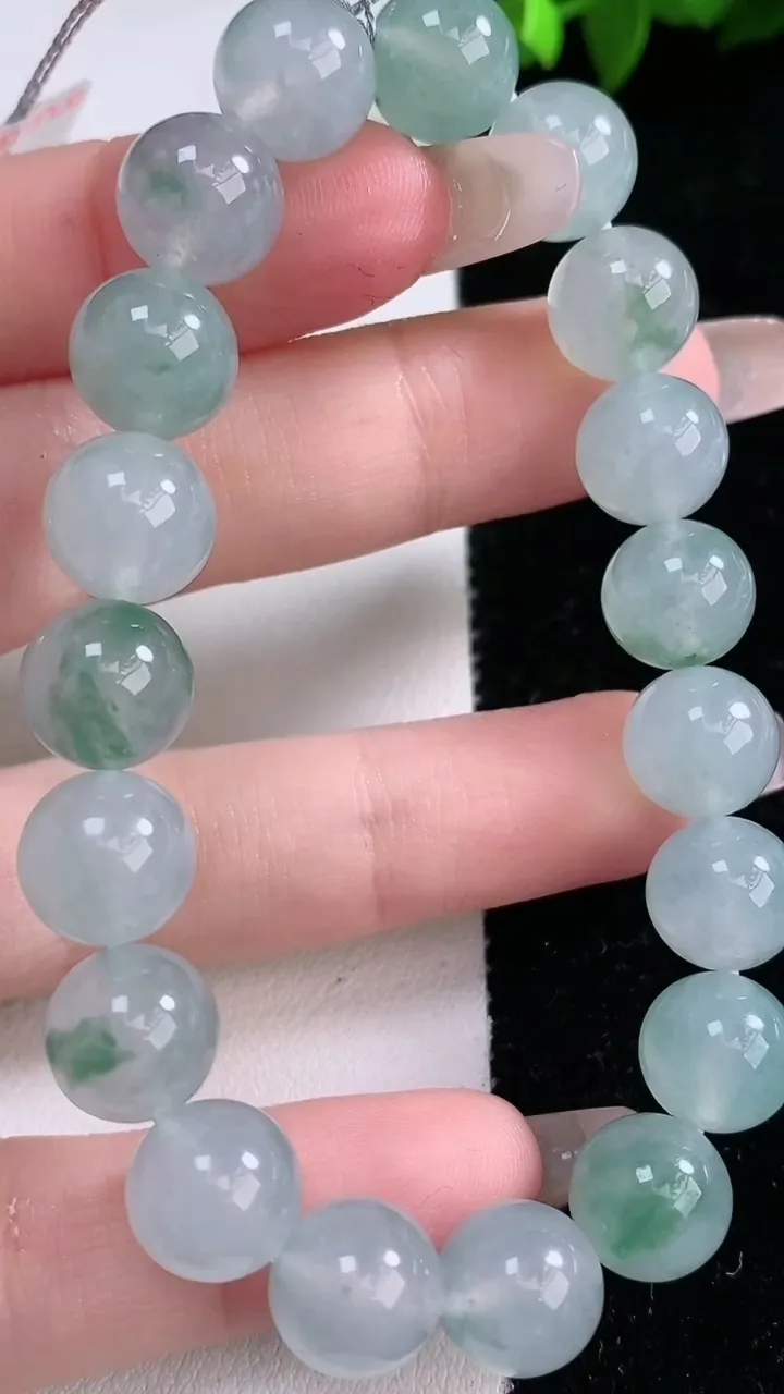 天然A货翡翠种飘花圆珠手串，尺寸7.8-19颗，重量:32.40g1月29日
工厂直销收藏佳品,种好