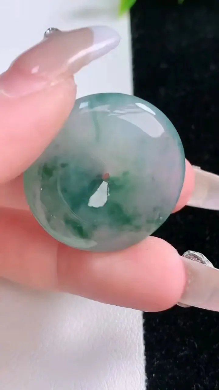 天然A货翡翠冰种飘花平安扣吊坠，尺寸28.2-5.8，重量:9.43g
1月29日