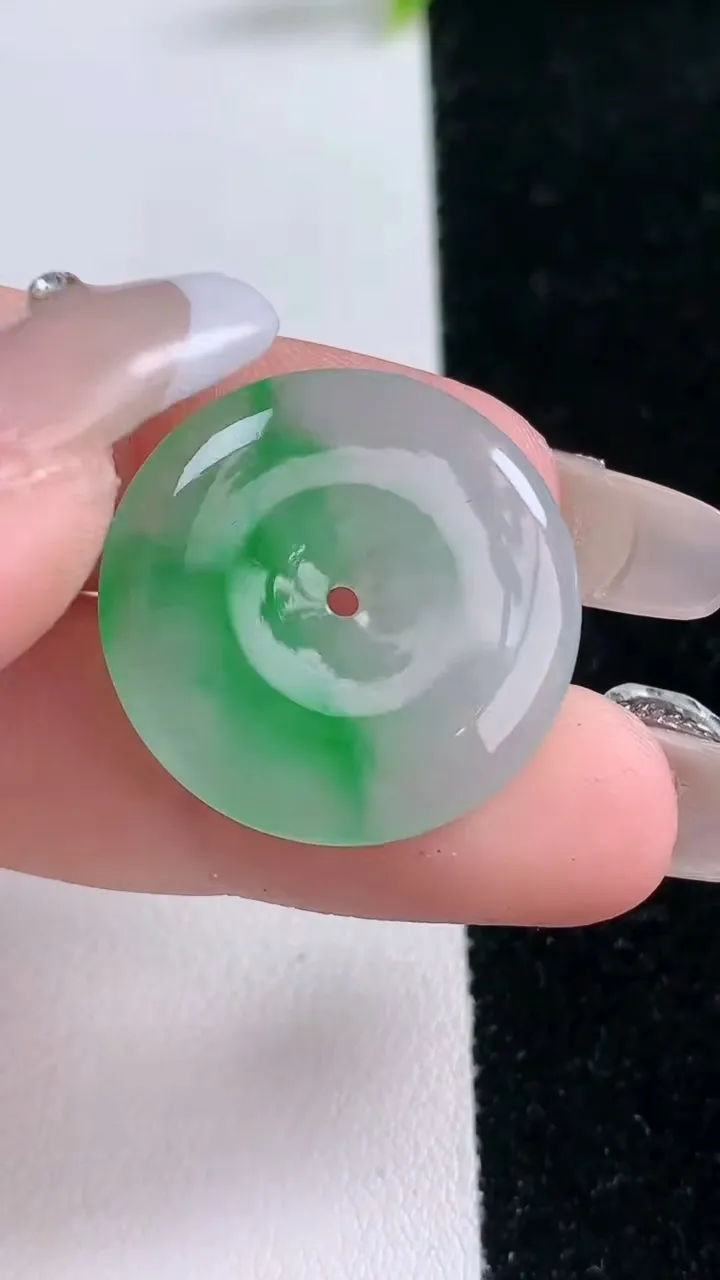 天然A货翡翠平安扣吊坠，尺寸24-3.6，重量:4.71g
1月29日