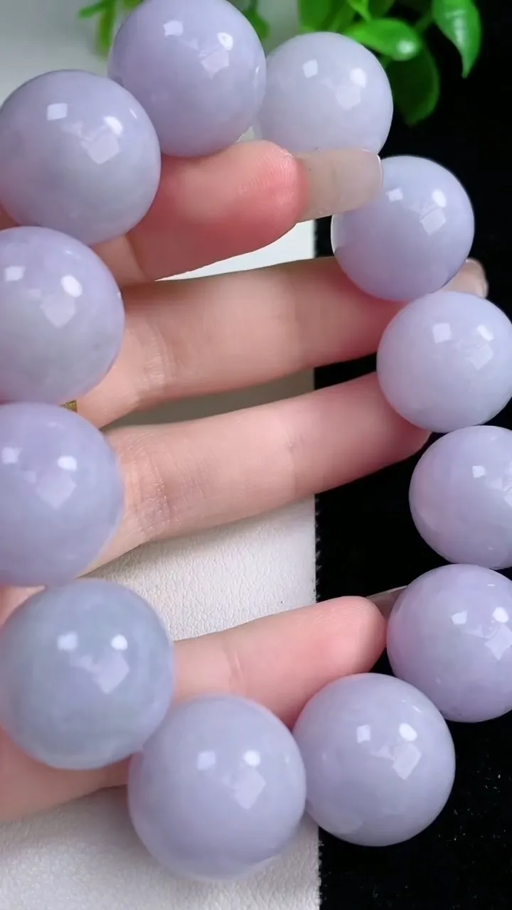 天然A货翡翠紫罗兰圆珠手串，尺寸18.2-12颗，重量:118.65g1月29日
工厂直销收藏佳品,种好水足，色泽均匀，有种有色，上手高大气！