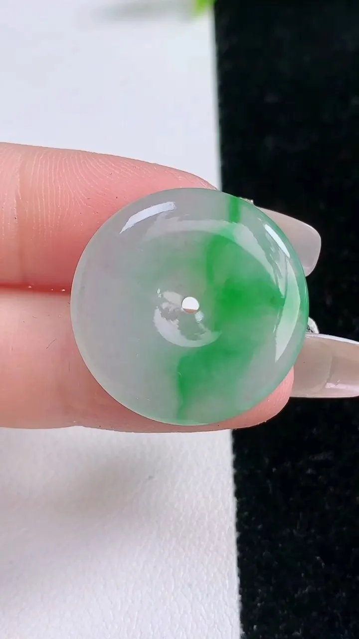 天然A货翡翠平安扣吊坠，尺寸24-3.6，重量:4.71g
1月29日