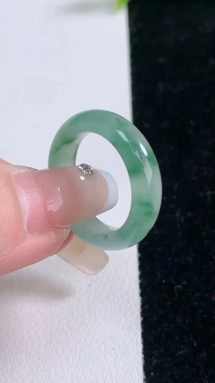 天然A货翡翠冰种飘花指环戒指，尺寸17.6-5.5-3.8，重量:4.29g2026年1月29日
工厂直销收藏佳品,种好水足，色泽均匀，有种有色，上手高大气！