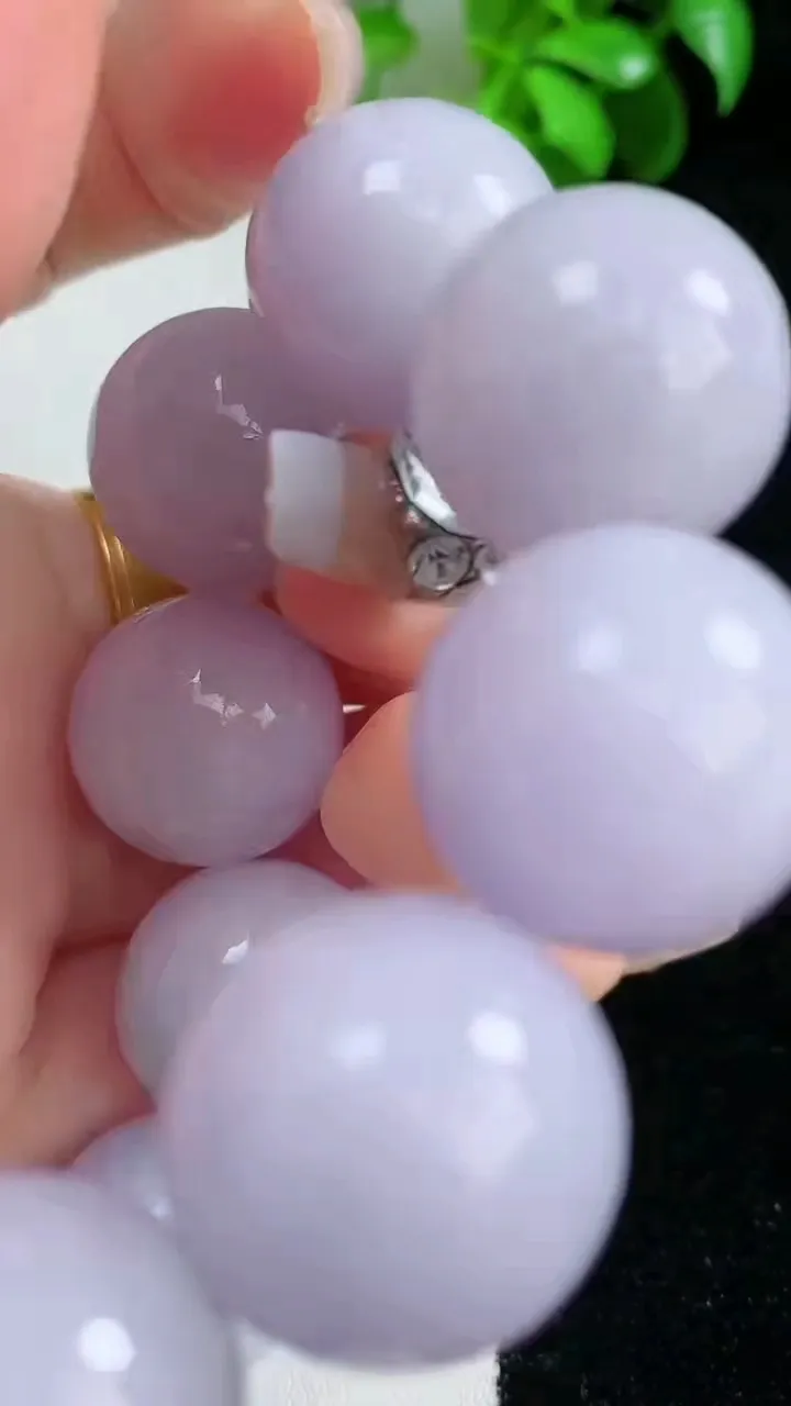 天然A货翡翠紫罗兰圆珠手串，尺寸18.2-12颗，重量:118.65g1月29日
工厂直销收藏佳品,种好水足，色泽均匀，有种有色，上手高大气！