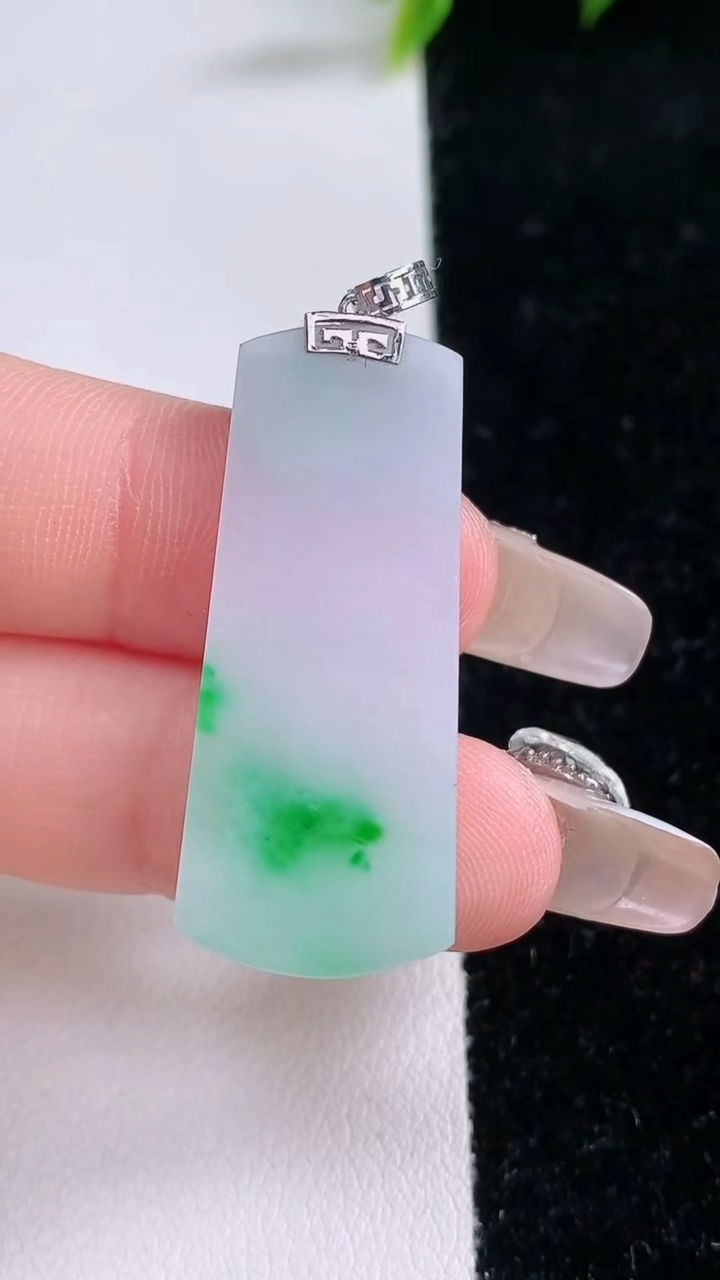 天然A货翡翠无事牌吊坠，尺寸36.2-15.2-3.4，重量:5.30g
1月29日