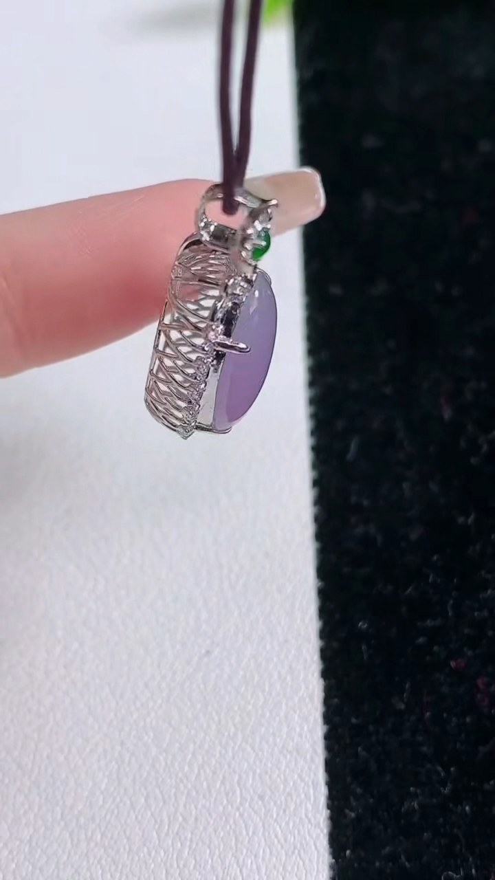 天然A货翡翠18K金紫罗兰福瓜吊坠，尺寸27-13.7-8.5
1月29日