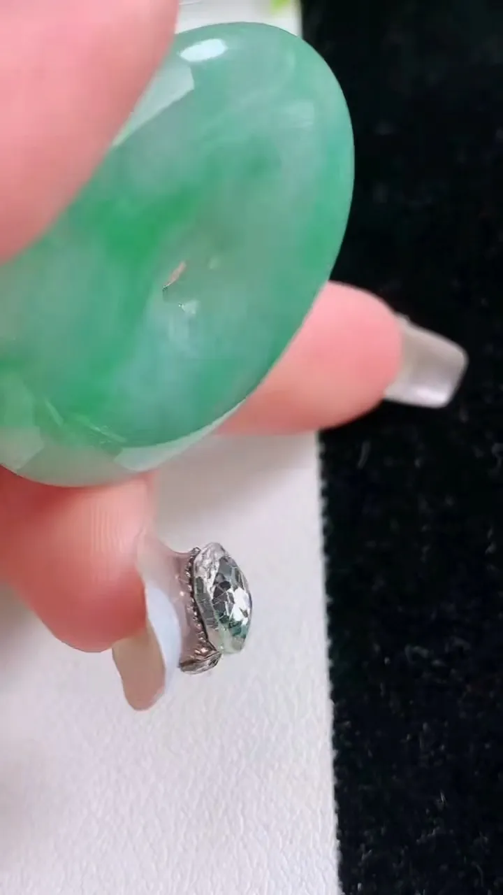 天然A货翡翠平安扣吊坠，尺寸36-8，重量:21.36g
1月29日