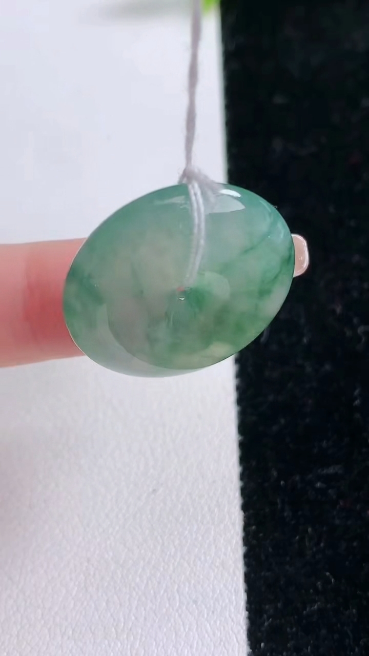 天然A货翡翠冰种飘花平安扣吊坠，尺寸24-5.8，重量:6.64g
1月29日