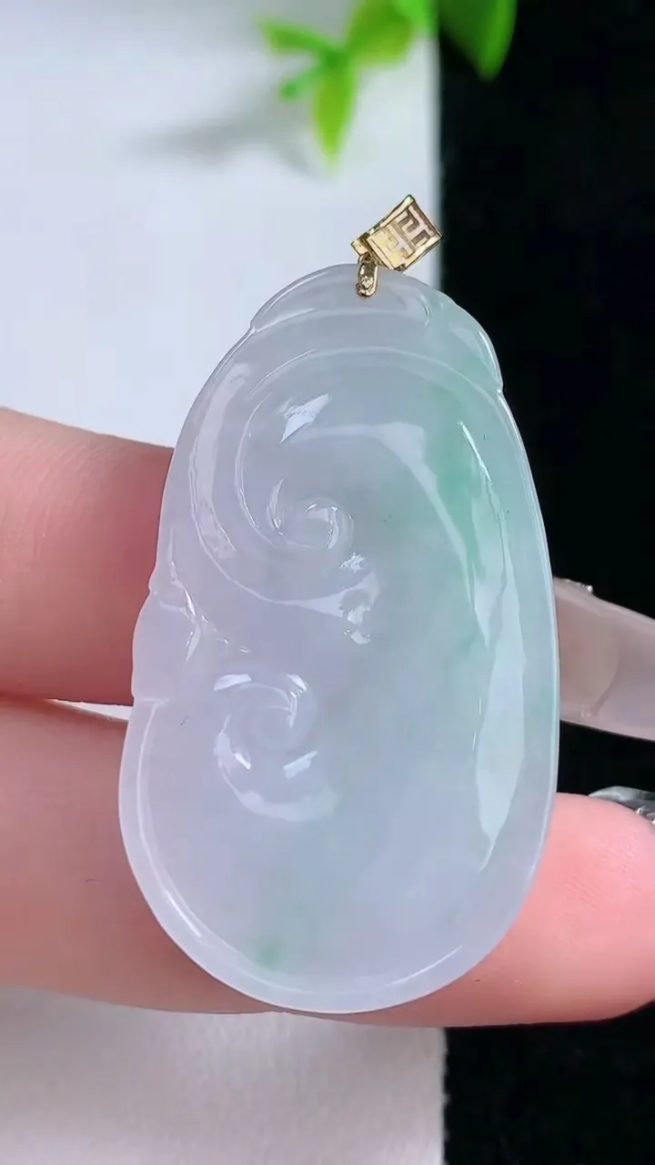 天然A货翡翠如意吊坠，尺寸38.7-22.2-5.8，重量:9.59g
1月29日