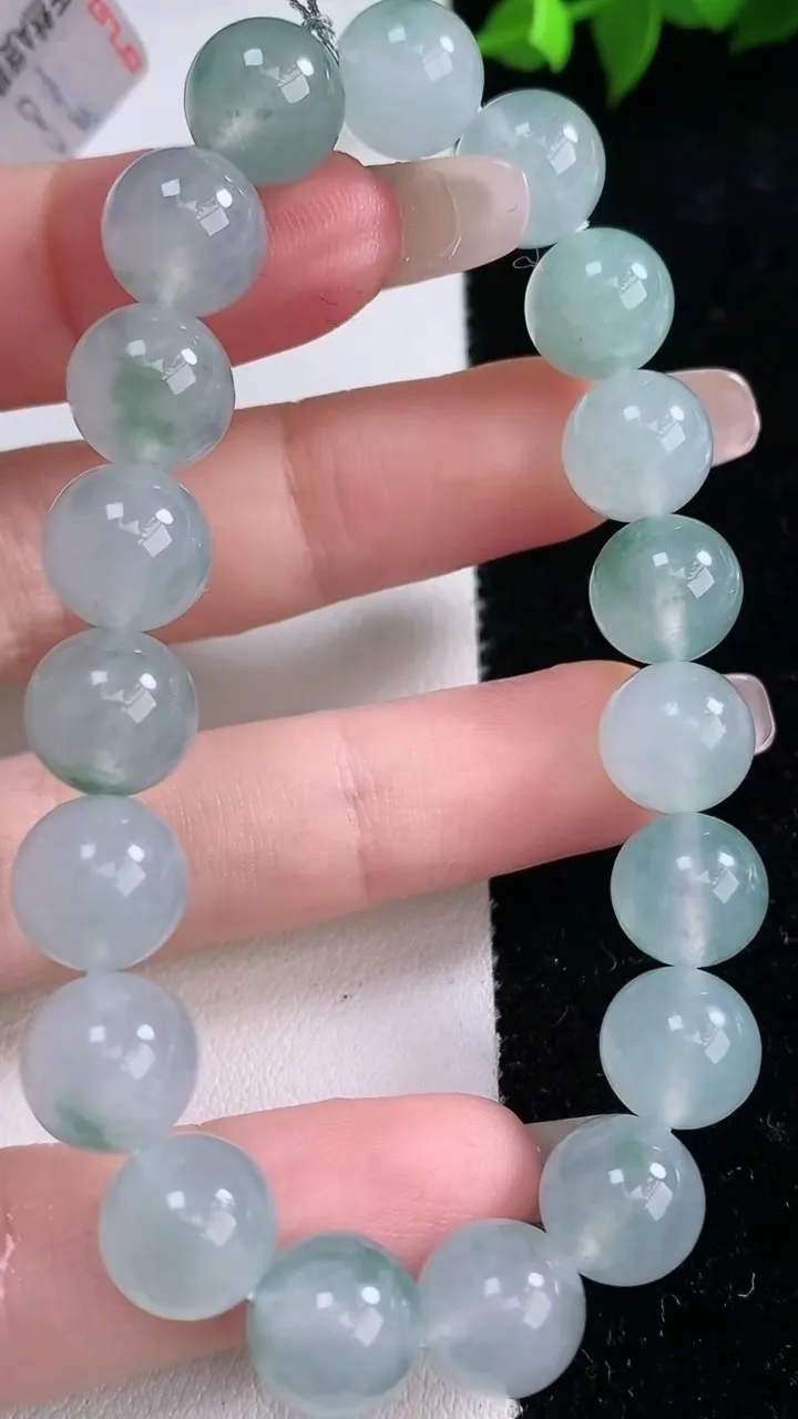 天然A货翡翠种飘花圆珠手串，尺寸7.8-19颗，重量:32.40g1月29日
工厂直销收藏佳品,种好水足，色泽均匀，有种有色，上手高大气！