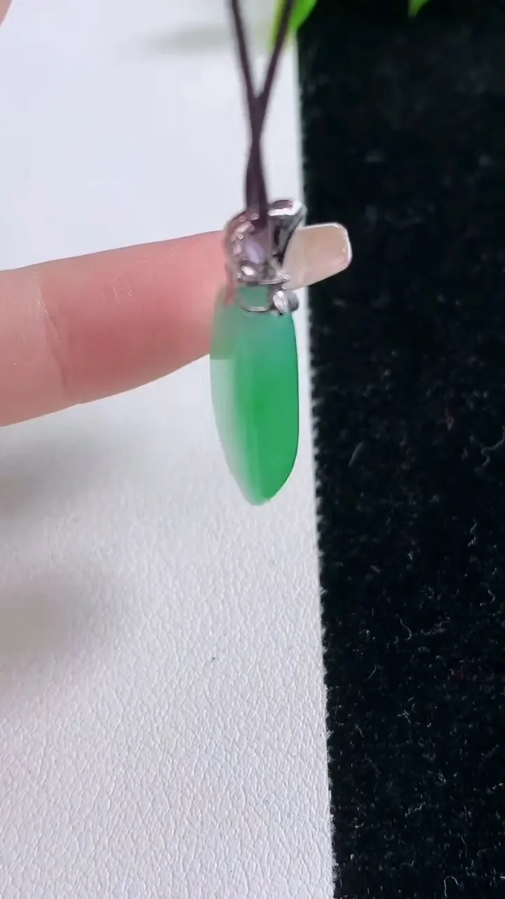 天然A货翡翠福瓜吊坠，尺寸27-11.8-5.8，重量:4.22g
1月29日