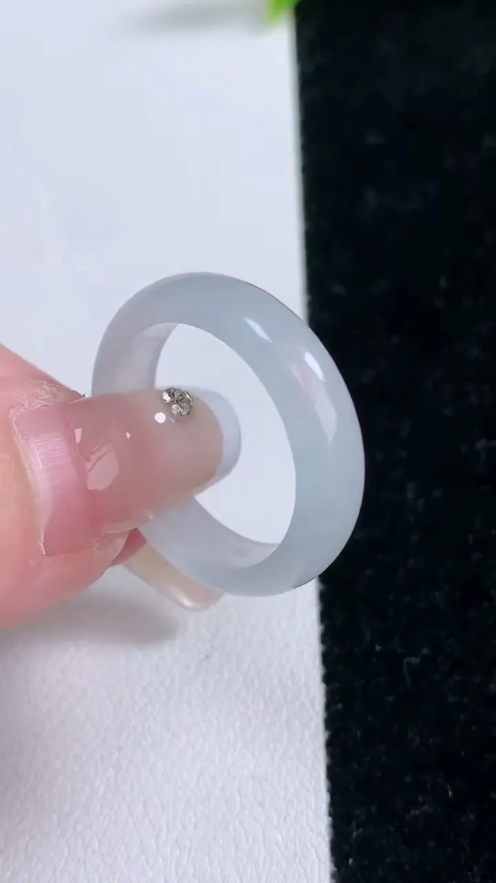 天然A货翡翠指环戒指，尺寸20-5.7-3，重量:3.89g2026年1月29日
工厂直销收藏佳品,种好水足，色泽均匀，有种有色，上手高大气！