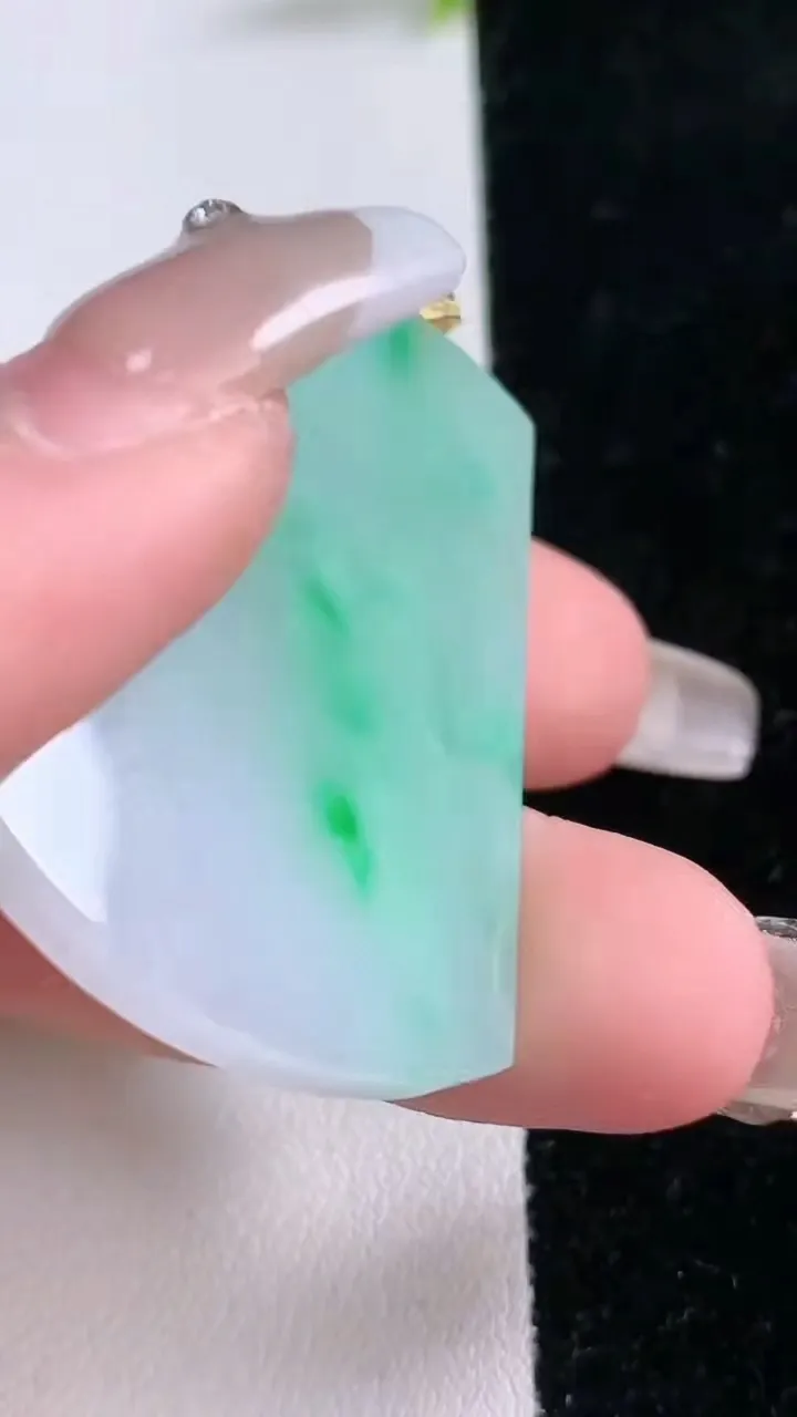 天然A货翡翠无事牌吊坠，尺寸42.5-26.7-3.6，重量:11.93g
1月29日