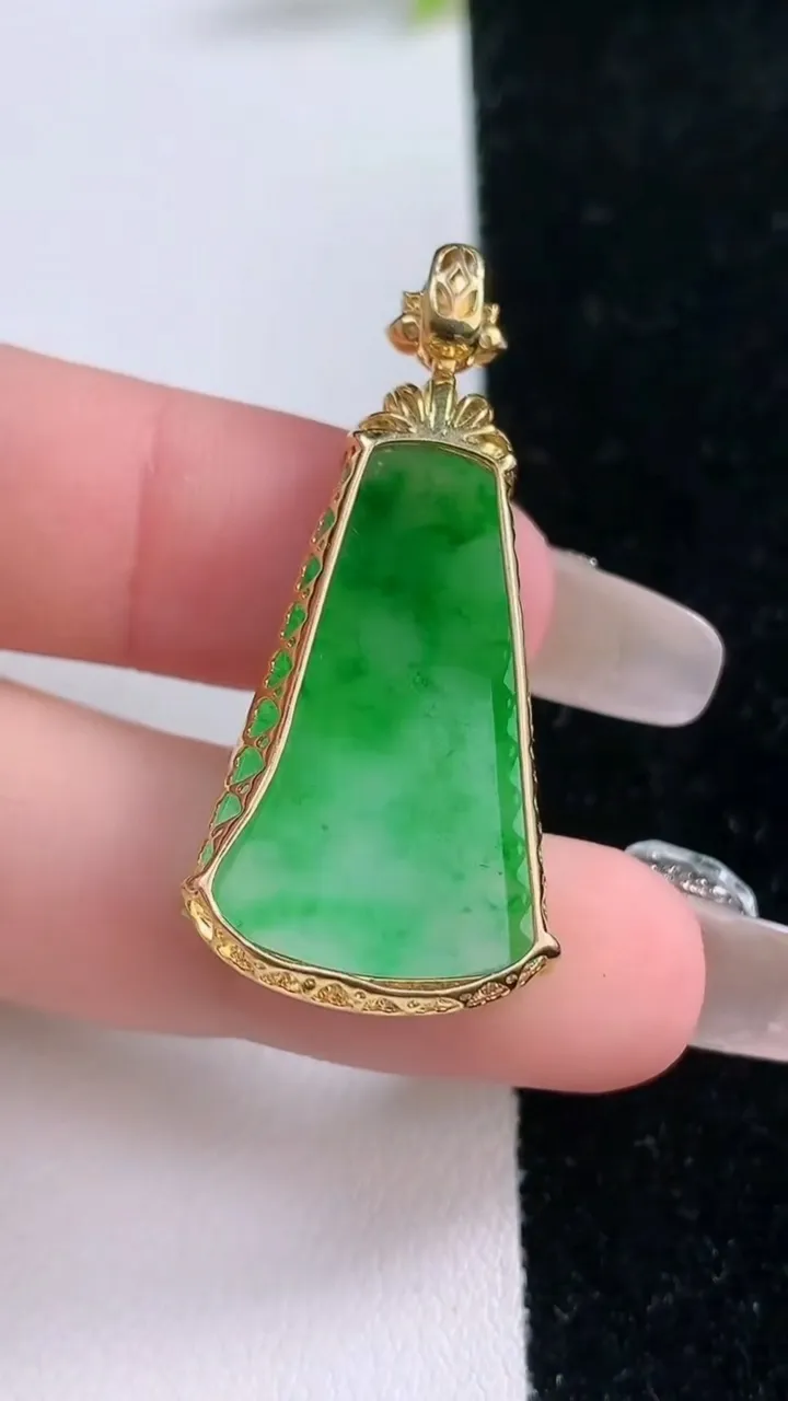 天然A货翡翠无事牌吊坠，尺寸40-27.5-18.8-6.2，重量:4.63g
1月29日