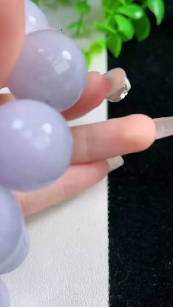 天然A货翡翠紫罗兰圆珠手串，尺寸18.2-12颗，重量:118.65g1月29日
工厂直销收藏佳品,种好水足，色泽均匀，有种有色，上手高大气！