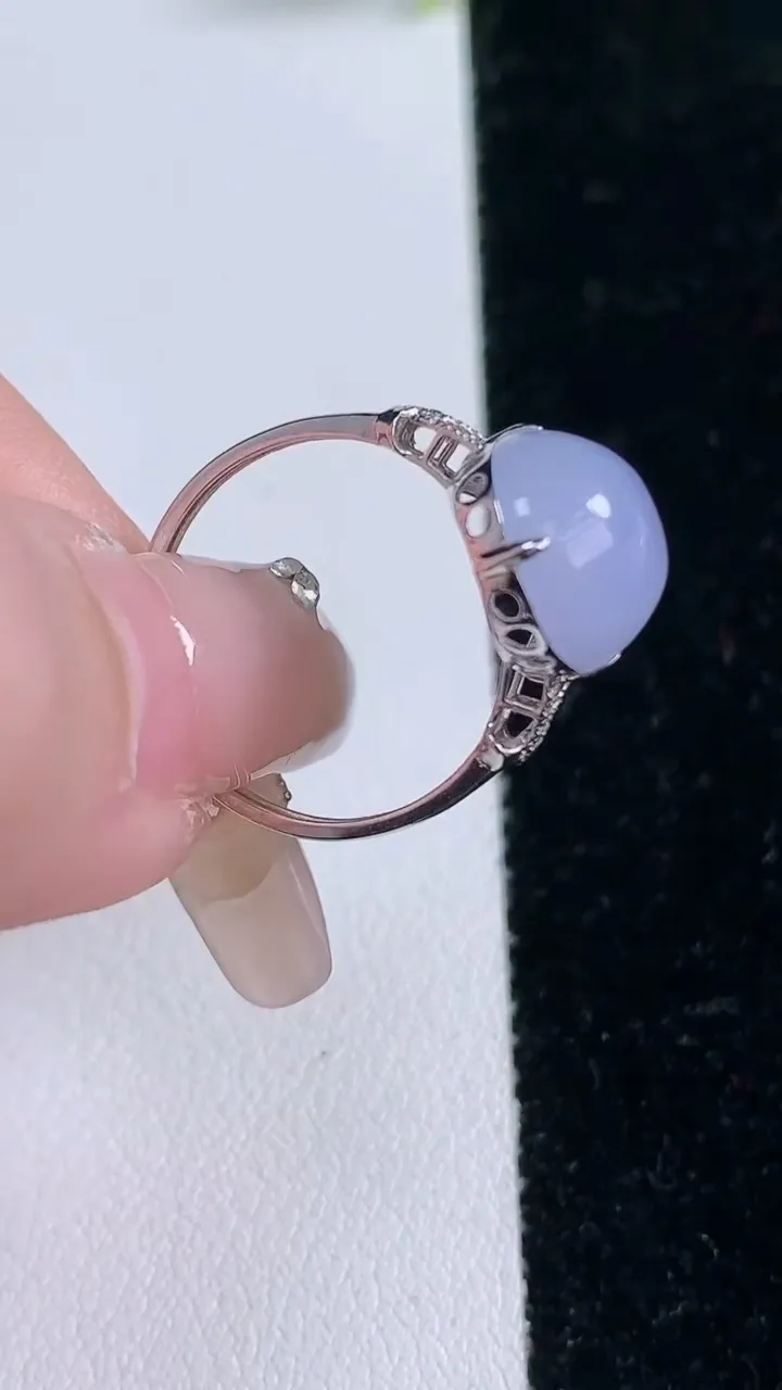 天然A货翡翠18K金紫罗兰蛋面戒指，尺寸17.5-13-11-6.8，重量:2.36g2026年1月29日
工厂直销收藏佳品,种好水足，色泽均匀，有种有色，上手高大气！