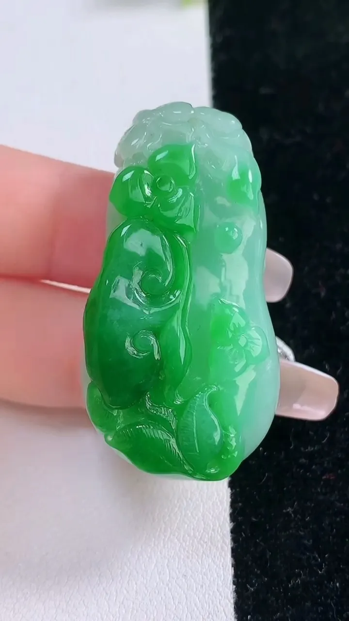 天然A货翡翠福瓜吊坠，尺寸44.4-23.8-12，重量:27.24g
1月29日