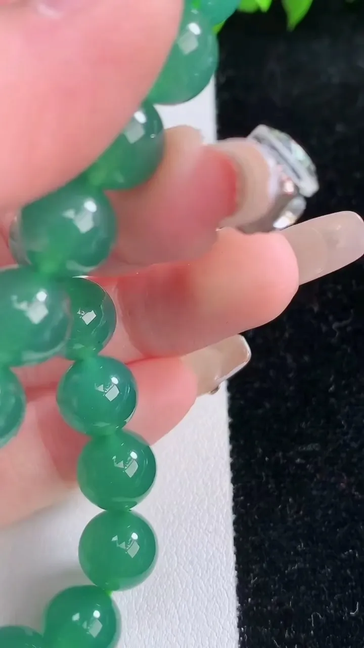 天然A货翡翠圆珠手串，尺寸10-20颗，重量:33.85g1月29日
工厂直销收藏佳品,种好水足，色泽均匀，有种有色，上手高大气！