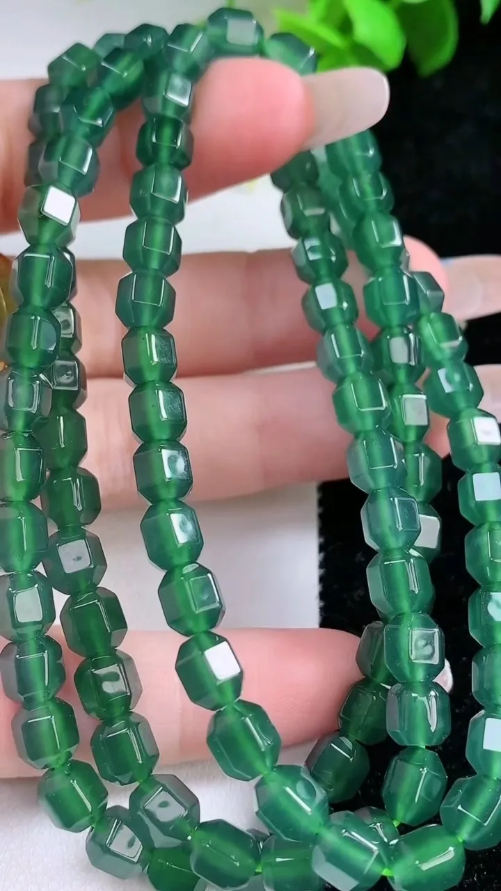 天然A货翡翠路路通项链，尺寸6-5.3，重量:41.96g1月29日
工厂直销收藏佳品,种好水足，色泽均匀，有种有色，上手高大气！