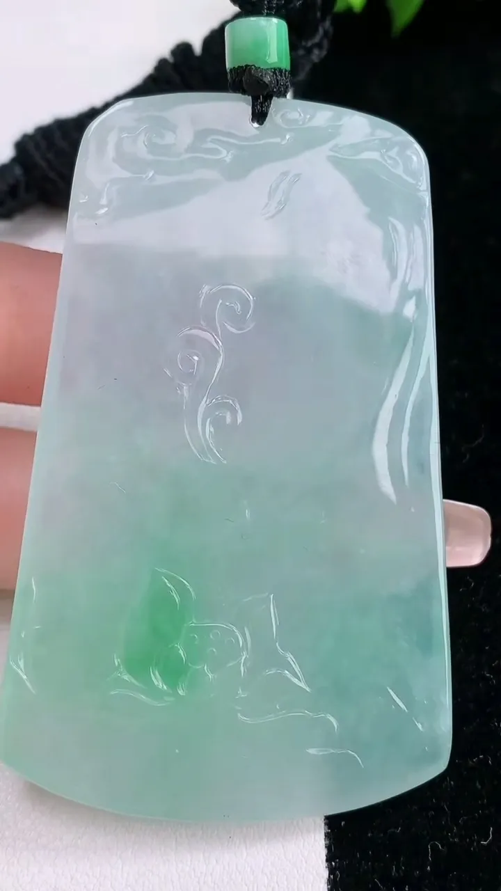 天然A货翡翠大日如来吊坠，尺寸68.3-42-5.2，重量:41.33g
1月29日