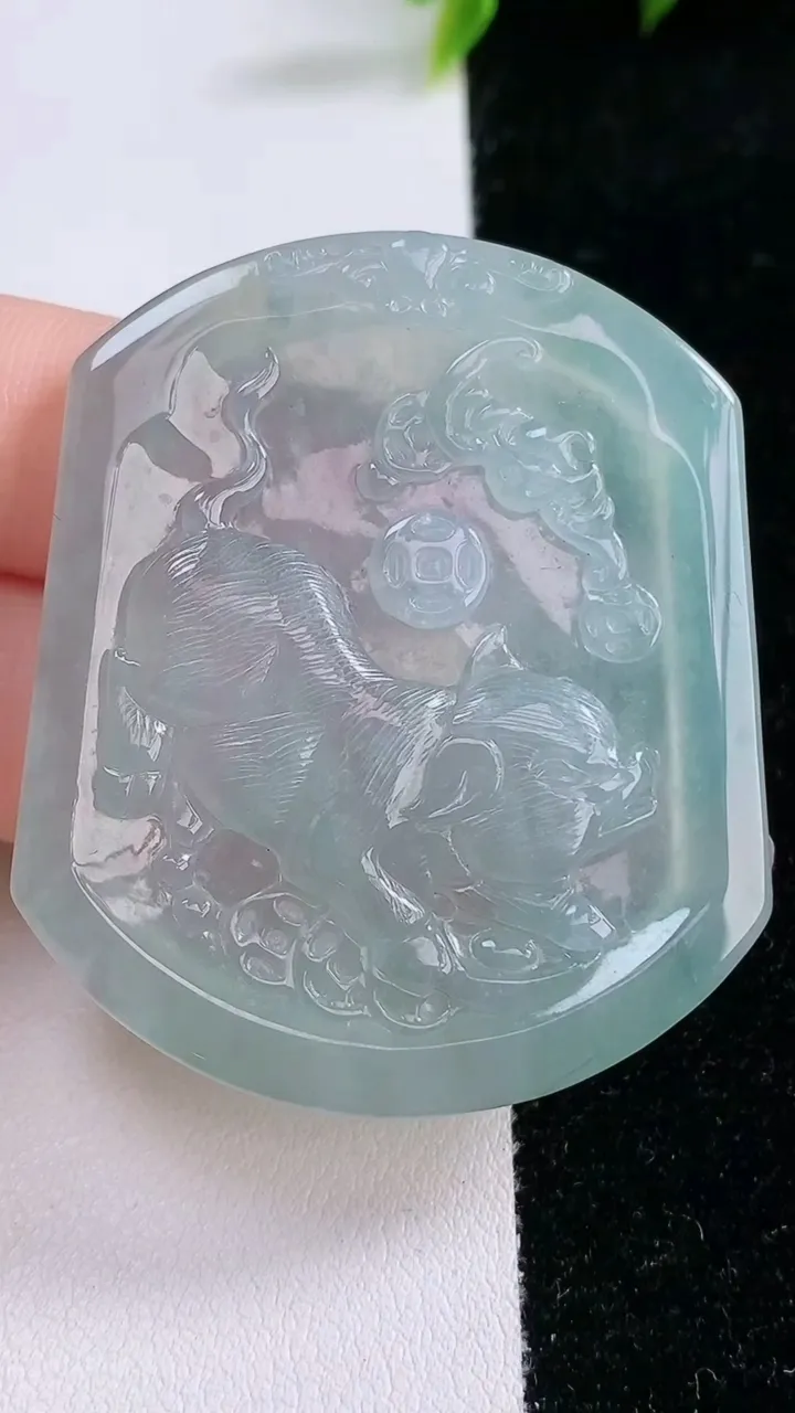 天然A货翡翠生肖猪吊坠，尺寸50.2-42.4-5.3，重量:26.01g
1月29日