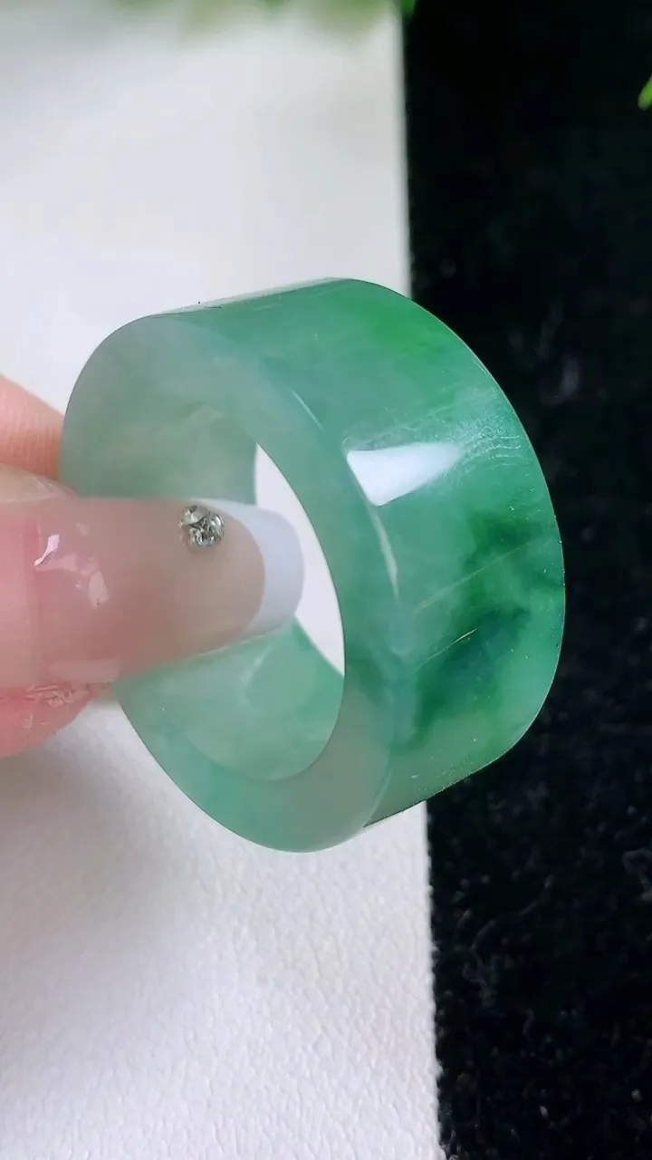 天然A货翡翠飘花方形指环扳指吊坠，尺寸22.2-12.6-4.4，重:15.62g2026年1月29日
工厂直销收藏佳品,种好水足，色泽均匀，有种有色，上手高大气！