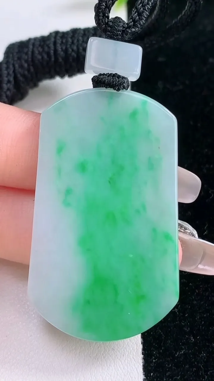 天然A货翡翠无事牌吊坠，尺寸47.6-28.5-3.6，重量:18.86g
1月29日