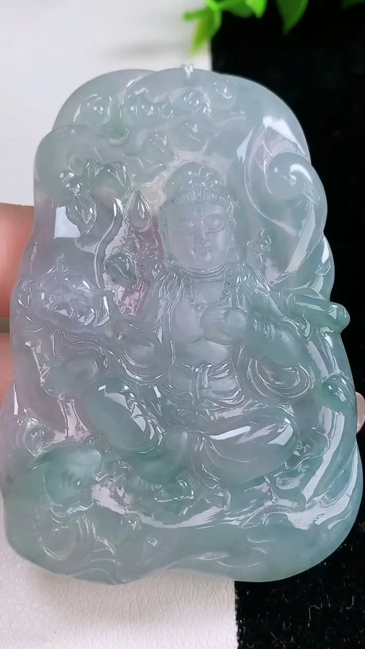 天然A货翡翠种飘花大势至菩萨吊坠，尺寸68-47.3-6，重量:45.63g
1月29日