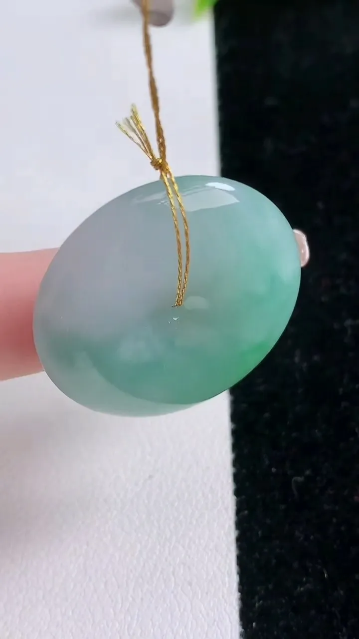 天然A货翡翠平安扣吊坠，尺寸30-6.2，重量:11.69g
1月29日