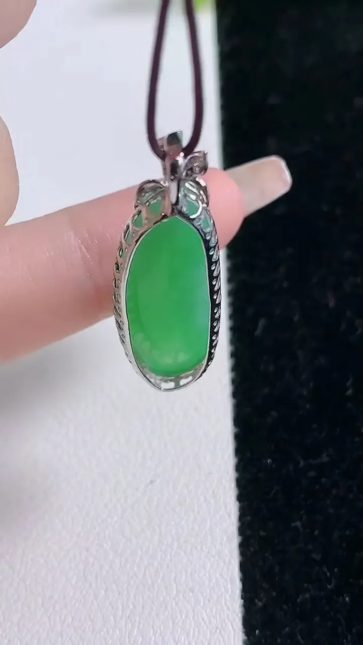 天然A货翡翠福瓜吊坠，尺寸34.3-11.3-7，裸石27.2-10.2重量:4.03g
1月29日