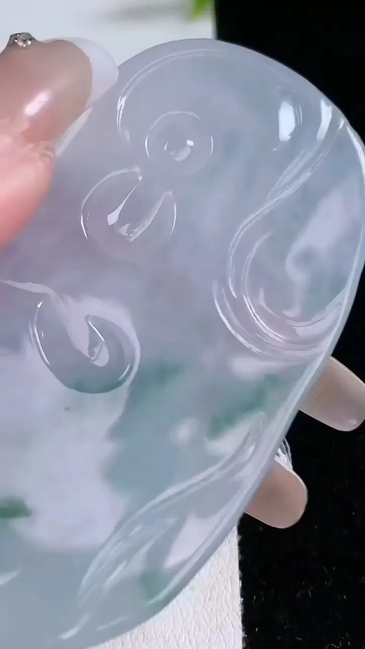 天然A货翡翠种飘花文殊菩萨吊坠，尺寸69.5-42.5-6.2，重量:44.85g
1月29日