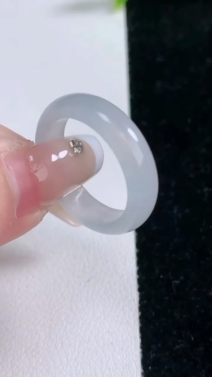 天然A货翡翠指环戒指，尺寸20-5.7-3，重量:3.89g2026年1月29日
工厂直销收藏佳品,