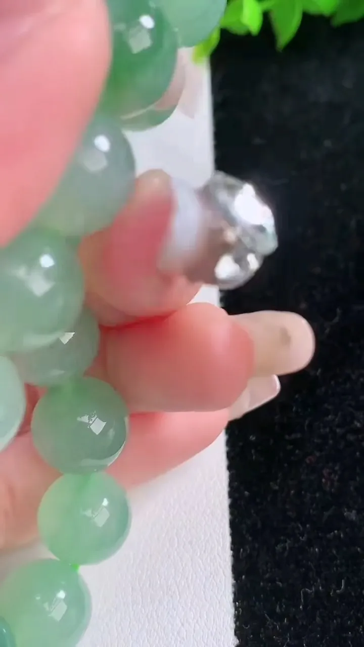 天然A货翡翠圆珠手串，尺寸12-16颗，重量:52.39g1月29日
工厂直销收藏佳品,种好水足，色泽均匀，有种有色，上手高大气！