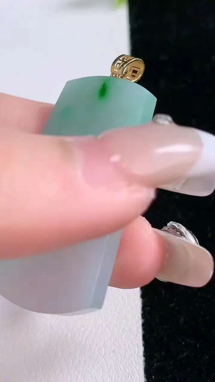 天然A货翡翠无事牌吊坠，尺寸42.5-26.7-3.6，重量:11.93g
1月29日